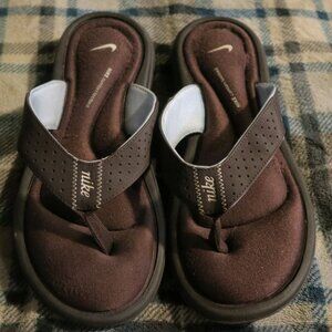 Nike comfort footbed flip flops women's size 6